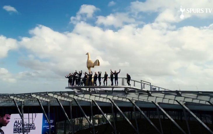 Los jugadores de Tottenham parecen tocar el cielo con las manos en lo más alto de su estadio.