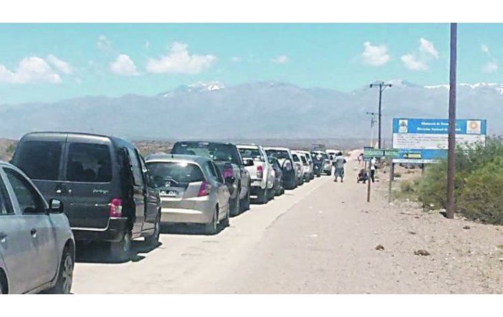 Aluvión. Largas filas de autos a la altura del paso de Agua Negra, en la provincia de San Juan, para cruzar hacia los principales destinos turísticos chilenos.