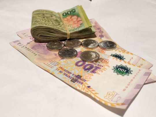 pesos-inversiones-monedas-inflacion-billetes-bolsillo-14-06-2021