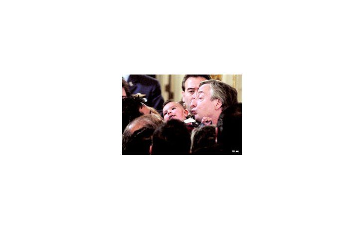 ámbito.com | Néstor Kirchner saluda al público ayer en el acto del Salón Blanco.