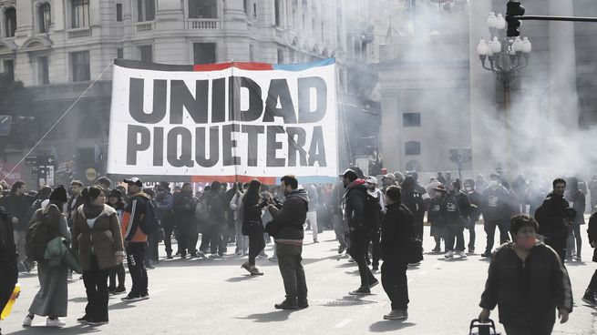 marcha. Agrupaciones de Unidad Piquetera marcharon ayer por el centro porteño y anoche seguían la protesta con acampe en la plaza.
