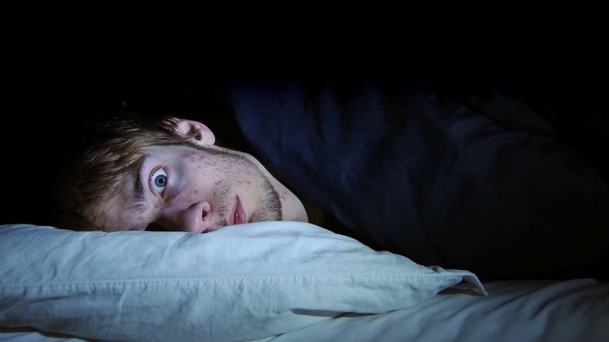 What does it mean to suffer of insomnia on Sundays, according to psychology