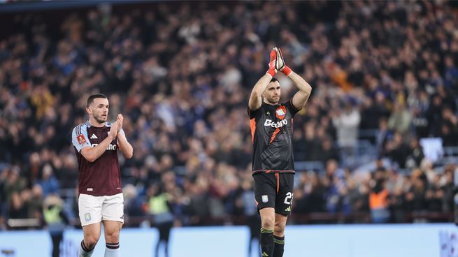 Tras dejar atrás una molestia física, Dibu Martínez festejó otro triunfo de Aston Villa.