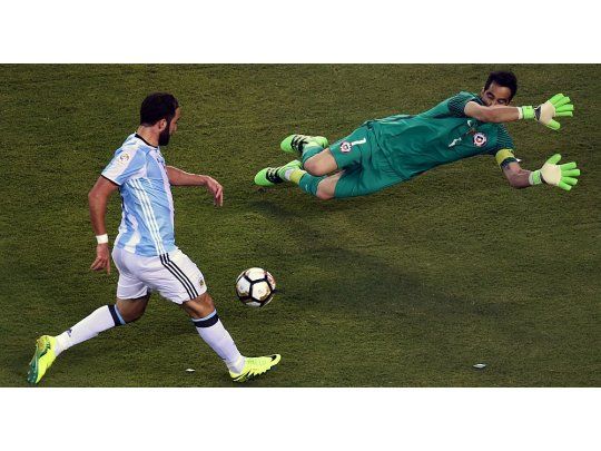 Higuaín erra el mano a mano frente a Chile en la final de la última Copa América.