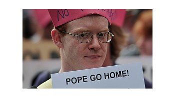 Uno de los integrantes de la coalición Protest the Pope.
