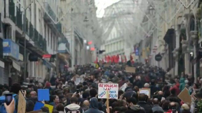 Más de tres millones rechazan el proyecto de reforma laboral en Portugal, que busca implementar un banco de horas laborales y quitar autonomía a padres de niños con enfermedades o discapacidades