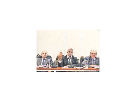 Roberto Feletti, junto a Carlos Heller y Luis Cigogna, presidieron ayer el plenario de comisiones que dejó listo el dictamen sobre el blanqueo que hoy se debatirá en el recinto de Diputados.