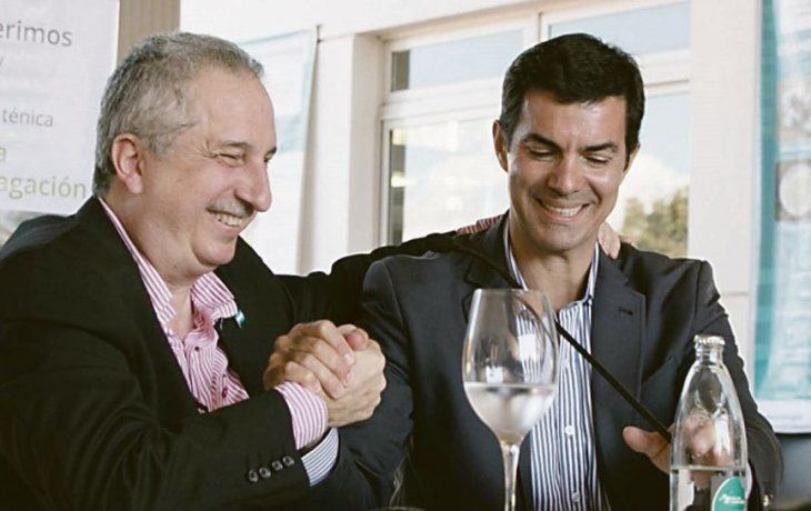 DESEMBARCO. El gobernador salteño Juan Manuel Urtubey, en el marco de su gira como precandidato presidencial, desembarcó ayer en Misiones, donde rubricó con su par Hugo Passalacqua (Frente Renovador de la Concordia) un convenio de cooperación institucional y otro complementario para la conformación de una comisión de desarrollo turístico sustentable del corredor NOA-NEA.
