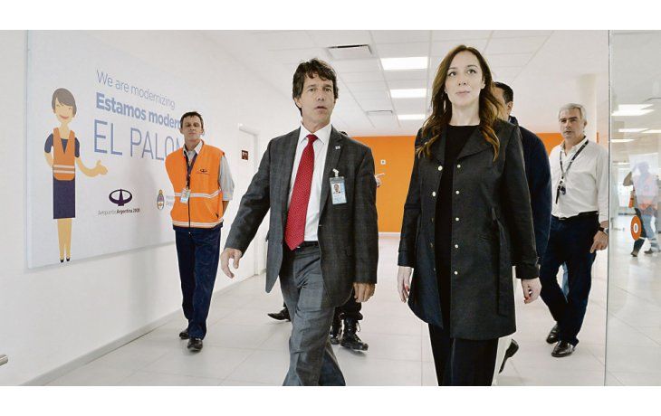 Tensión. María Eugenia Vidal, visitó ayer la nueva terminal internacional del aeropuerto de El Palomar, en el partido bonaerense de Morón, en medio del impulso a las “low cost” y la tensión por las medidas de fuerza gremiales en Aerolíneas y Austral. Los hizo acompañada por el administrador de la empresa Aeropuertos Argentina 2000 en El Palomar, Claudio Balzola, y el jefe de Mantenimiento de la compañía concesionaria, Gustavo Giralda.