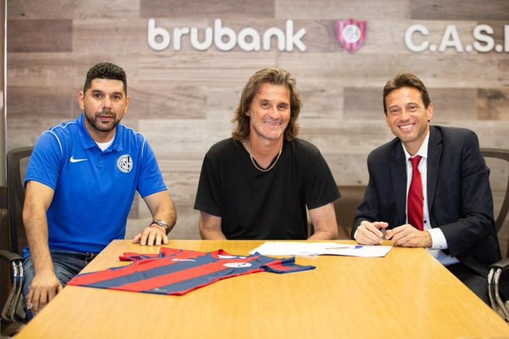 Rubén Darío Insúa Together with the person in charge of professional football, Néstor Ortigoza, and the club president, Marcelo Moretti, after signing his new contract with San Lorenzo that binds him until December 2025. Rubén Darío Insúa Together with the person in charge of professional football, Néstor Ortigoza, and the club president, Marcelo Moretti, after signing his new contract with San Lorenzo that binds him until December 2025.