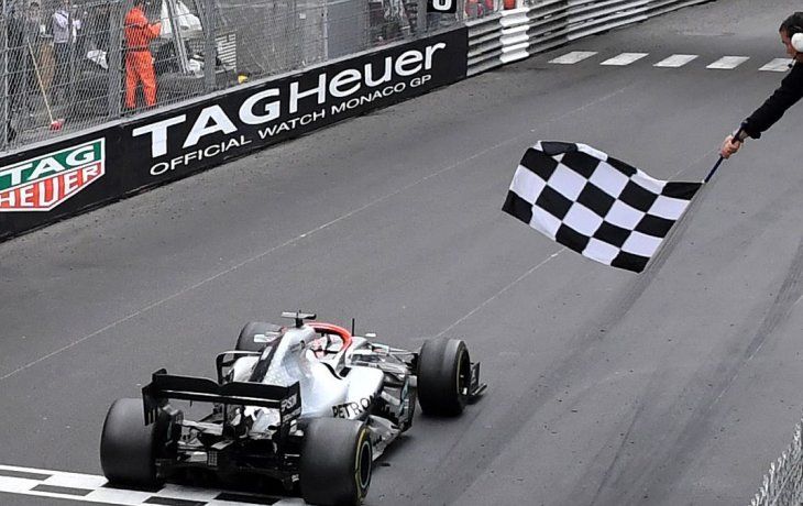 La bandera a cuatros vuelve a ser&nbsp;la señal definitiva del final de una carrera.