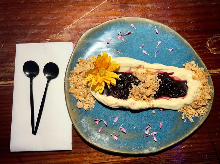Cocina fusión con influencia asiática y ambientación submarina.