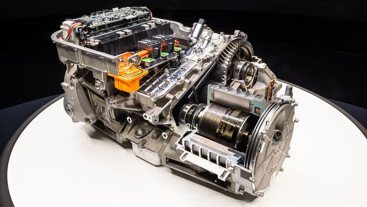 Its scheme with four electric motors (one per wheel) develops more than 1,000 HP of power and accelerates from 0 to 100 km/h in just 2.5 seconds. Its scheme with four electric motors (one per wheel) develops more than 1,000 HP of power and accelerates from 0 to 100 km/h in just 2.5 seconds.