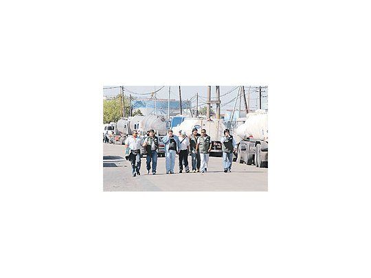 Cientos decamionerosmantuvieronayer y ellunes susvehículos enlas puertasde loscentros dedistribuciónde empresaspetrolerasubicados enDock Sud yotras localidadesbonaerenses.