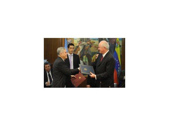 El ministro de Planificación, Julio De Vido, y su par de Energía y Petróleo venezolano, Rafael Ramírez Carreño.