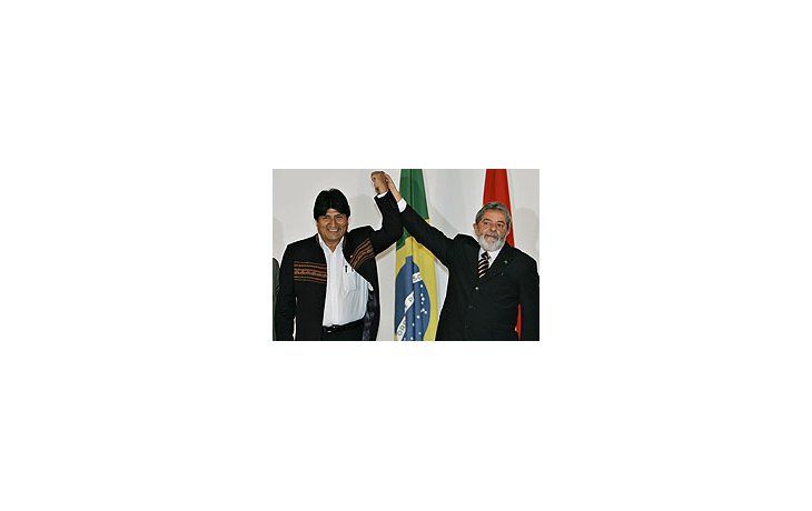 Los mandatarios Evo Morales y Lula da Silva se mostraron tras haber llegado a un acuerdo. El boliviano no pudo ocultar su felicidad.