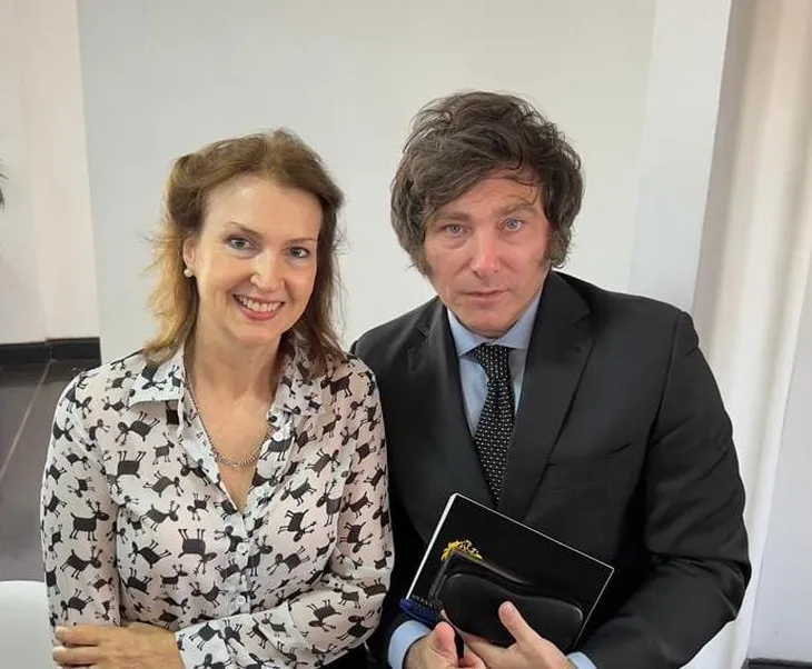 Diana Mondino junto a Javier Milei. Diana Mondino junto a Javier Milei.