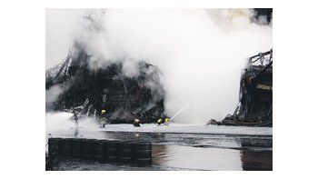 ámbito.com | El incendio, originado en la inundación, dejó fuera de servicio a la unidad de coke, pese al esfuerzo de los bomberos de YPF y de las fuerzas de seguridad.