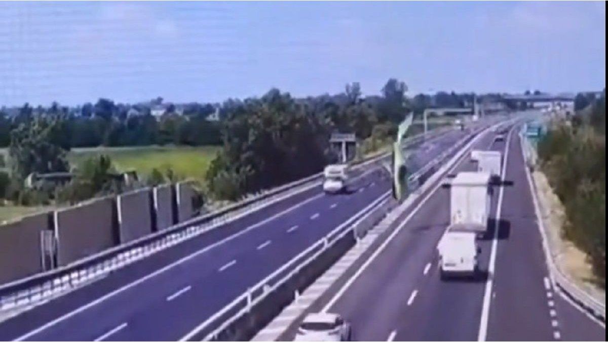 A plane fell on an Italian highway: there are two dead