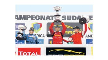 El campeón y ganador en Salta festeja en el podio junto a Néstor Girolami y Emiliano Spataro.