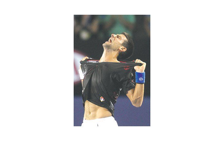 Djokovic destroza su remera tras obtener por segundo año consecutivo el título en Melbourne. El serbio dejó más claro que nunca por qué es el N°1 del mundo.