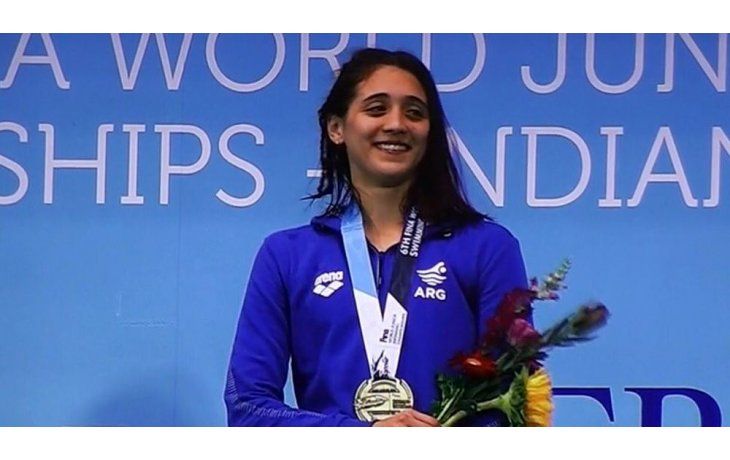 Delfina logró tres medallas en el Mundial Juvenil de Natación.