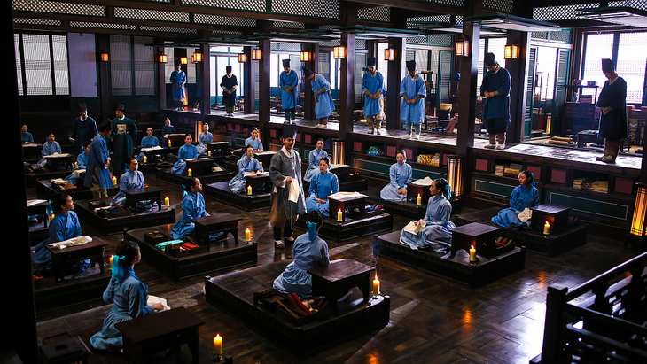 La película El sastre del rey trata sobre la rivalidad entre dos sastres de la corte en la dinastía Joseon, un famoso sastre veterano y un joven diseñador que revoluciona la moda. Esta película, dirigida por Lee Won-suk, se estrenó en 2014 y fue protagonizada por Han Suk-kyu y Go Soo. La película El sastre del rey trata sobre la rivalidad entre dos sastres de la corte en la dinastía Joseon, un famoso sastre veterano y un joven diseñador que revoluciona la moda. Esta película, dirigida por Lee Won-suk, se estrenó en 2014 y fue protagonizada por Han Suk-kyu y Go Soo. 