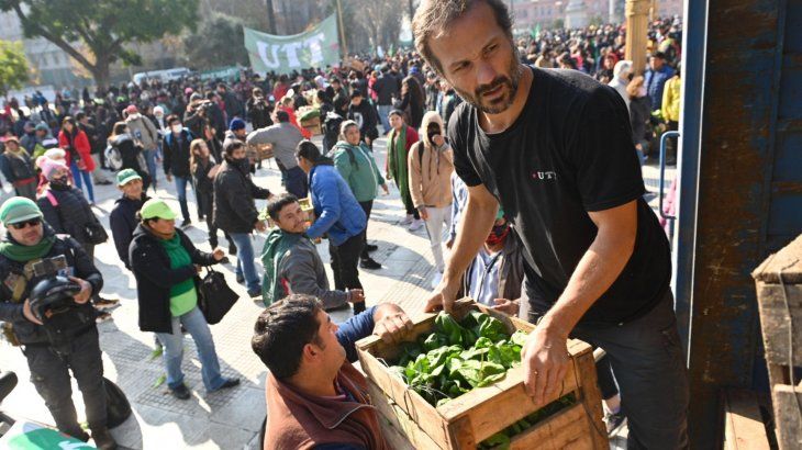 Cooperativistas y agricultores familiares protestan frente al Congreso.