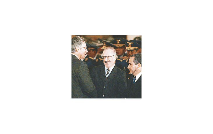 ámbito.com | El presidente de Bolivia, Eduardo Rodríguez (izquierda), conversa con su canciller, Armando Loayza (centro), y con su ministro de Gobierno, Gustavo Avila, tras la jura del nuevo gabinete, el martes a la noche en La Paz.