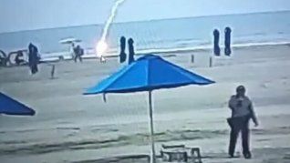 El momento en el que un rayo impacta sobre una turista en Colombia