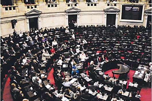 Panorama inédito en el hemiciclo de Diputados: la Cámara sesionando con el quórum aportado por la oposición al Gobierno nacional y el kirchnerismo ausente, dejando las bancas vacías.