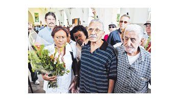 Arnaldo Ramos acudió ayer a misa en La Habana, poco después de haber sido puesto en libertad por orden de Raúl Castro. Prometió seguir militando por la democracia, lo que pondrá a prueba la tolerancia del régimen comunista.