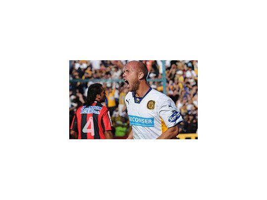 La boca llena de gol. Luciano Figueroa grita con el alma el único gol del partido.