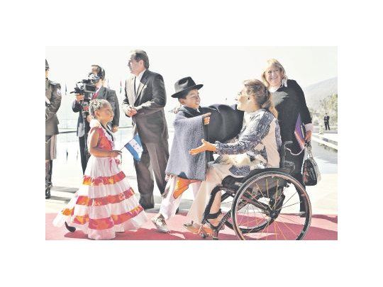 Gabriela Michetti fue saludada por niños que dieron la bienvenida a los mandatarios que llegaron ayer a la cumbre de la Comunidad de Estados Latinoamericanos y del Caribe (CELAC).