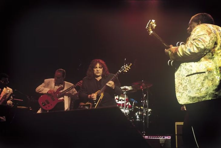Pappo junto a uno de los máximos referentes del blues B.B. King. Pappo junto a uno de los máximos referentes del blues B.B. King.