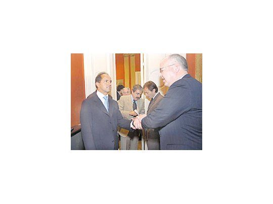 Cofer Black, coordinador de la oficina antiterrorista del gobierno de los Estados Unidos (izq.), saluda a Daniel Scioli en la Casa de Gobierno, junto a los ministros Aníbal Fernández y Gustavo Béliz. Black participó en la cumbre antiterrorista de Montevideo que terminó el fin de semana.