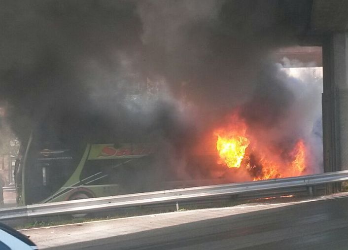 El micro incendiado provenía de la provincia de San Juan.