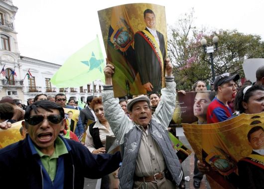 Manifestantes a favor de Correa se dirigieron al hospital donde permanece