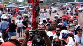 La figura del Gauchito Gil se entrelaza con elementos de la fe católica y creencias populares, convirtiéndose en una de las figuras más veneradas en Argentina.&nbsp;