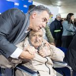 Yamandú Orsi busca hacer de la autenticidad un valor político, un legado que en Uruguay inició José Mujica. Yamandú Orsi busca hacer de la autenticidad un valor político, un legado que en Uruguay inició José Mujica.