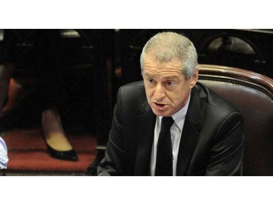 El dirigente del PJ confirmó que, en la Cámara alta, el bloque PJ-Frente para la Victoria buscará introducir la eliminación del chip en la boleta electrónica, de forma tal que no pueda leerse mediante un sistema remoto como por ejemplo un teléfono celular, y para que quien emite su voto tenga la seguridad de que su sufragio no será violado.