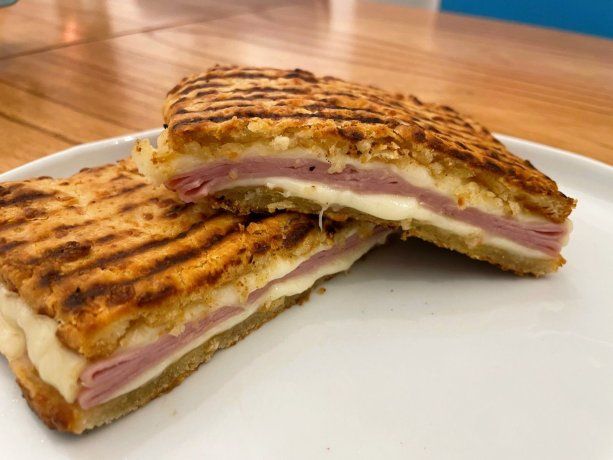 El chipá relleno de jamón y queso es de los más destacados del lugar. El chipá relleno de jamón y queso es de los más destacados del lugar.