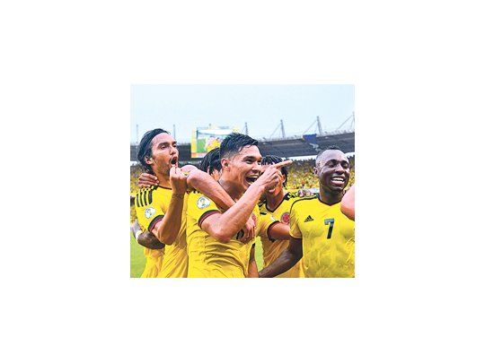 Teófilo Gutiérrez festeja con sus compañeros su gol. El ex Racing marcó el segundo de Colombia, que derrotó 2 a 0 a Perú.