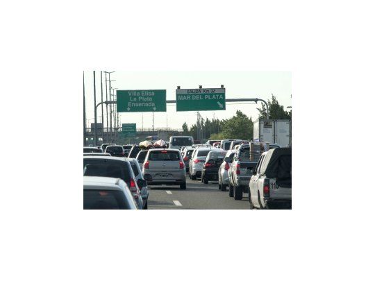 Hay largas filas de vehículos en los peajes de la ruta 2.