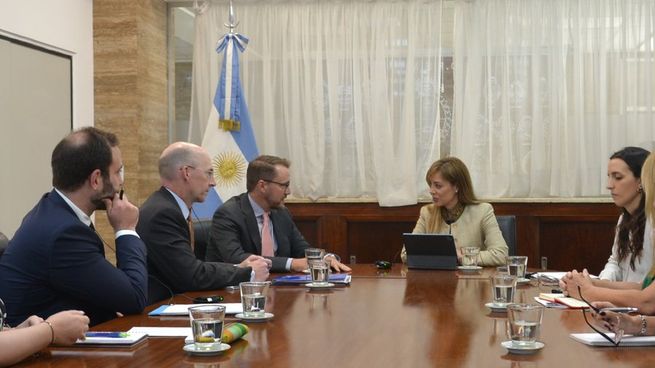 La secretaria de Energía, Flavia Royón, en el encuentro con funcionarios del Departamento de Estado de Estados Unidos