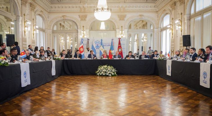 El Salón Blanco de la Casa de Gobierno de Tucumán fue sede de la primera sesión del Consejo Federal de Seguridad Interior. El Salón Blanco de la Casa de Gobierno de Tucumán fue sede de la primera sesión del Consejo Federal de Seguridad Interior.