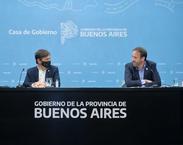 Axel Kicillof y el ministro Pablo López, durante el anuncio del grado de adhesiòn al canje bonaerense.