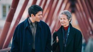 François Civil y Charlotte Rampling en una escena de Dos pianos