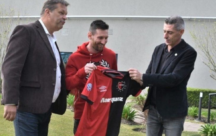 Lionel Messi posando con la camiseta de Newells Old Boys
