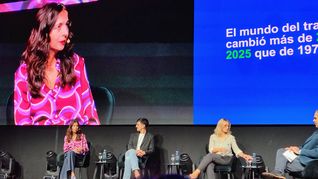 Claudia Nisebe (Telecom), Jonathan Castro (Farmacity) y Guillermina Maier (Pecom), junto al moderador del panel.    